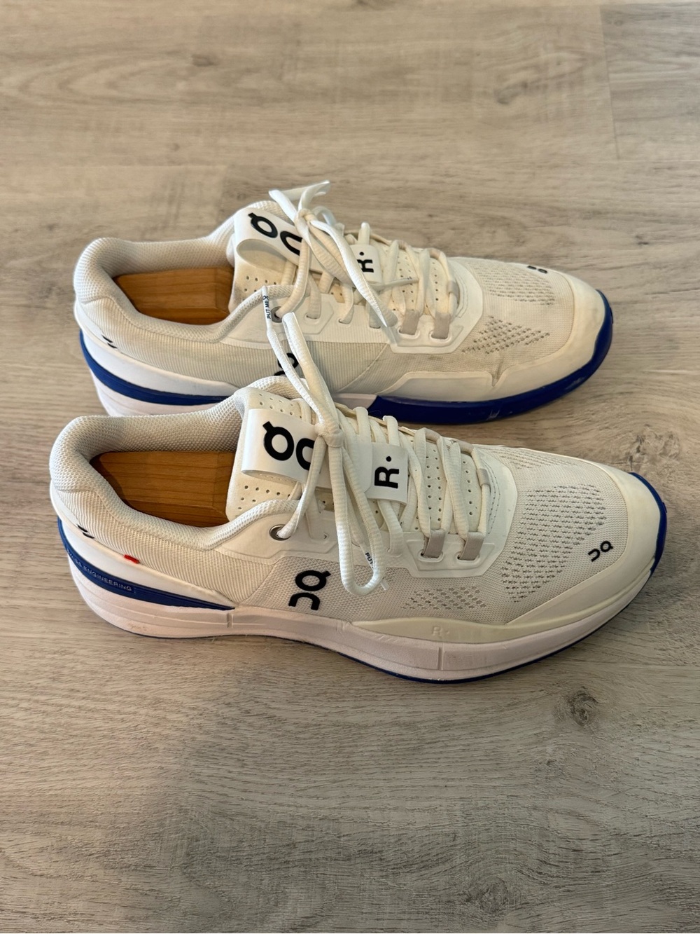 On Cloud The Roger Pro white blue size 10.5 women’s